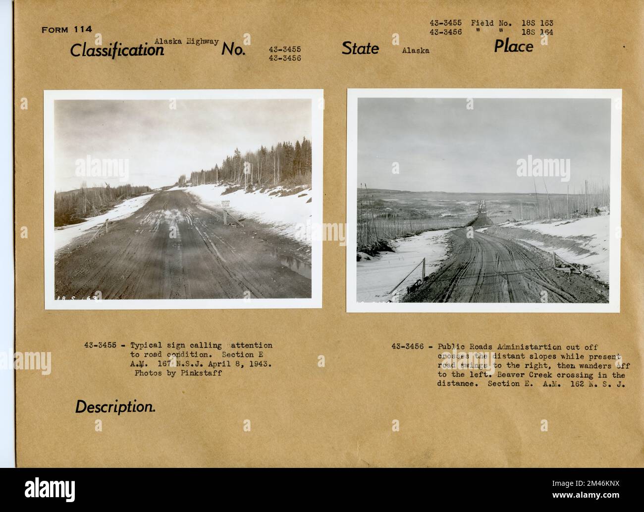 Gefährliche Fahrbahnkurven. Originalunterschrift: 43-3455: Typisches Schild, das auf den Straßenzustand aufmerksam macht. ABSCHNITT E, 167 N.S.J. Originalüberschrift: 43-3456: Public Roads Administration schneidet die fernen Hänge ab, während die gegenwärtige Straße nach rechts schwingt und dann nach links abweicht. Beaver Creek überquert in der Ferne. ABSCHNITT E.M., 162 N.S.J. Fotos von Pinkstaff, 8. April 1943. Staat: Alaska. Stockfoto