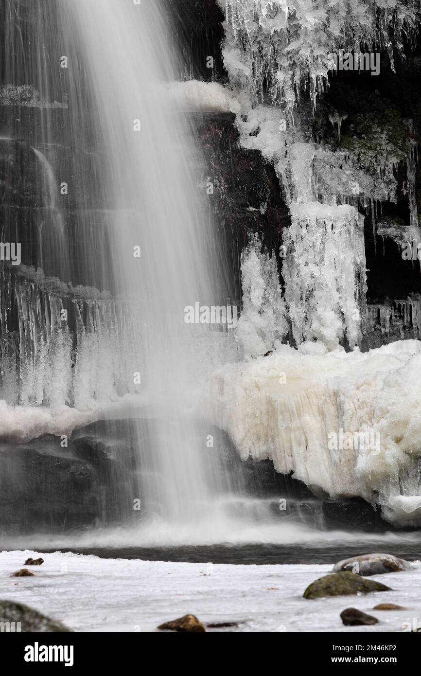 Nahaufnahme der Summerhill Force im Winter, Bowlees, Teesdale, County Durham, Großbritannien Stockfoto