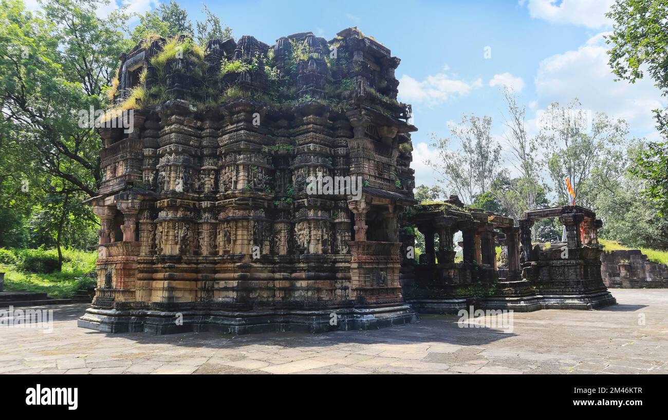 Antiker Tempel von Shri Sharneshwar Mahadev, Tempel aus dem 15.. Jahrhundert, Polo-Wald, Sabarkantha, Gujarat, Indien. Stockfoto