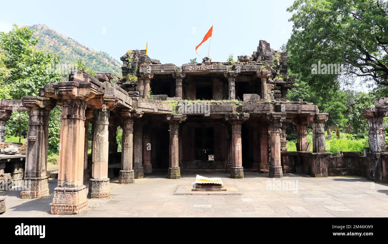 Rückansicht des Shri Sharneshwar Mahadev Tempels, Polo Forest, Sabarkantha, Gujarat, Indien. Stockfoto