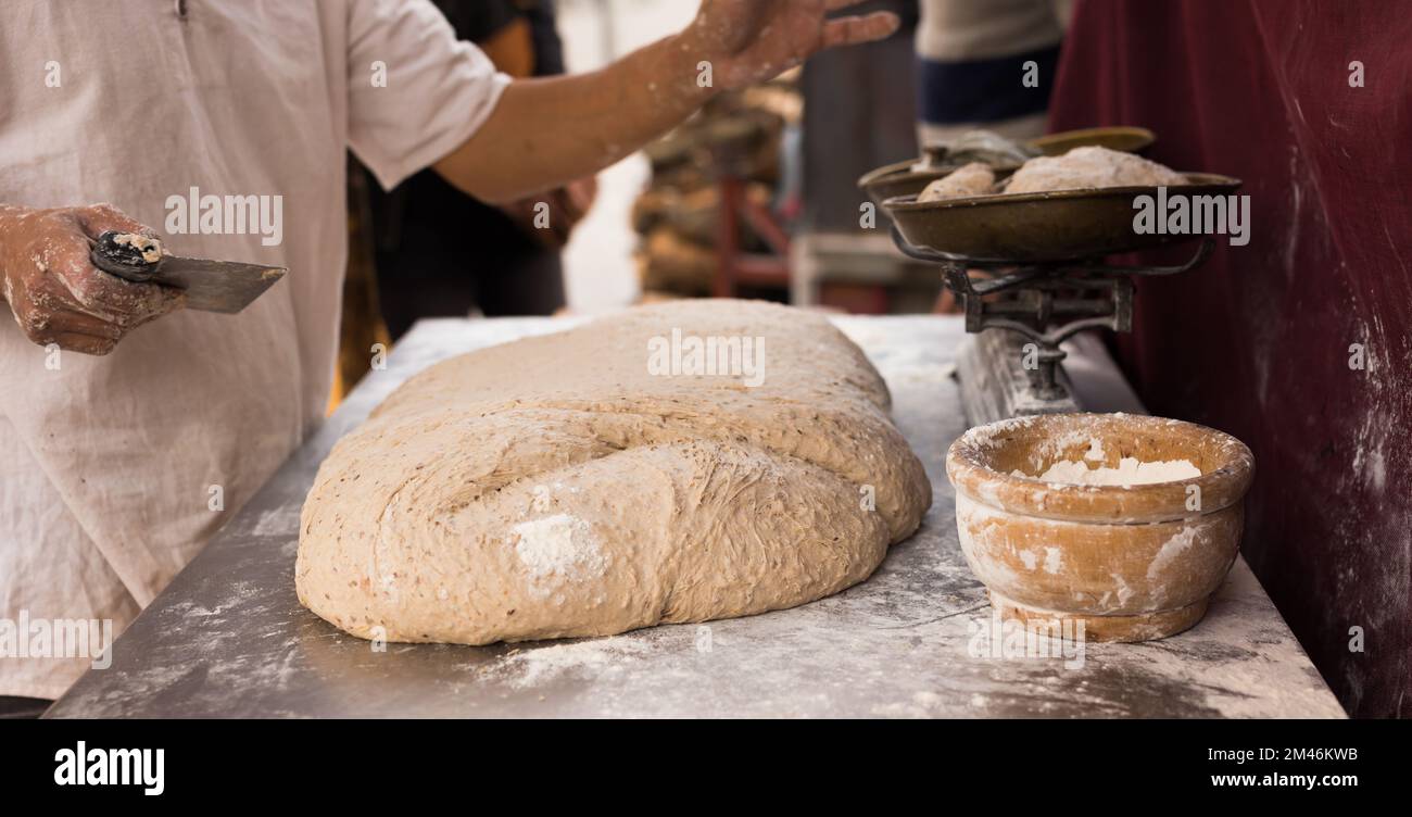 Prozess der Herstellung von Brot. Teig kneten Stockfoto