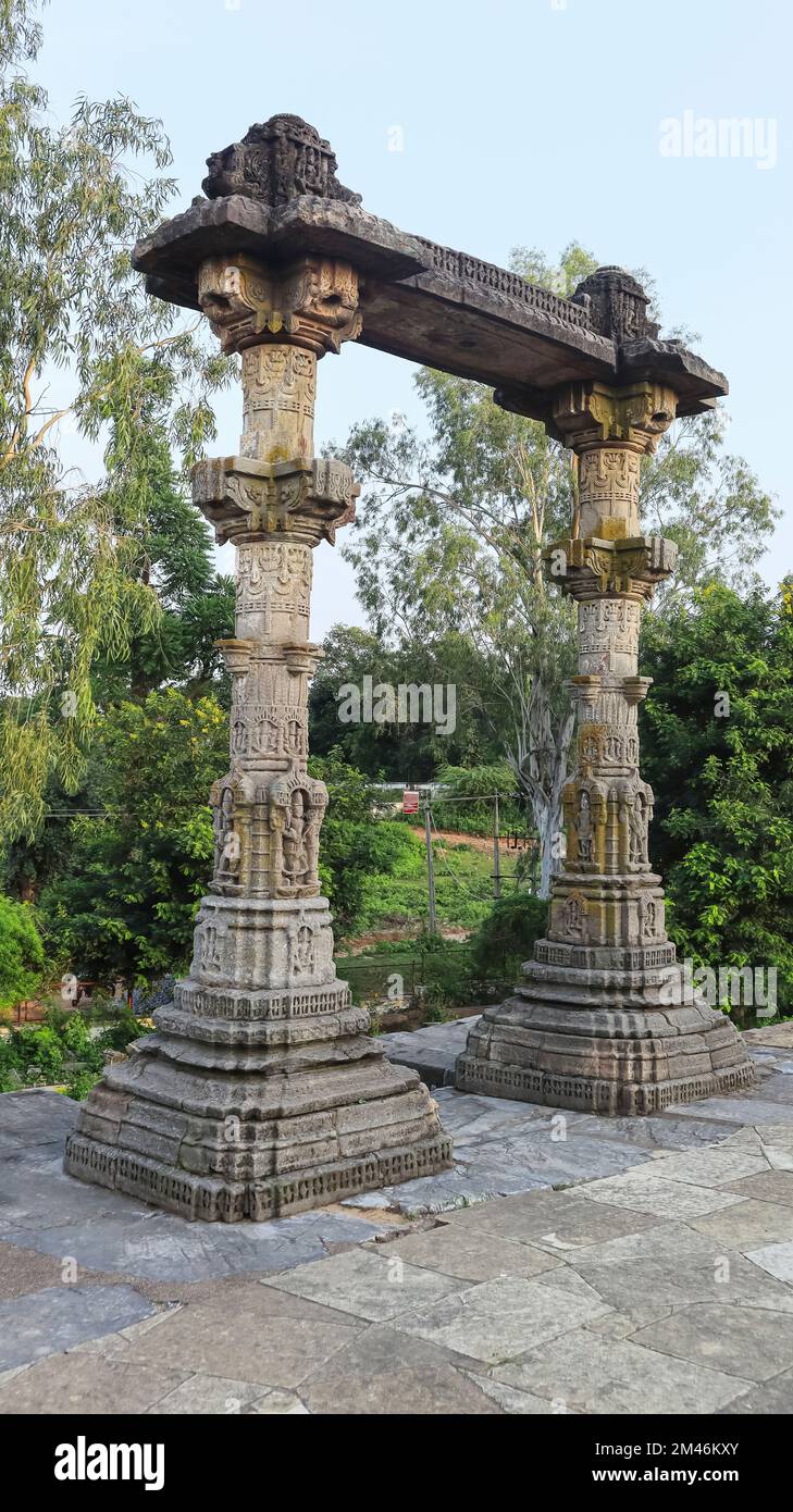 Toran of Lord Shiva Temple, erbaut im 12.. Jahrhundert vom letzten Chaulukya-Herrscher Bhima II., Antarsumba, Sabarkantha, Gujarat, Indien. Stockfoto