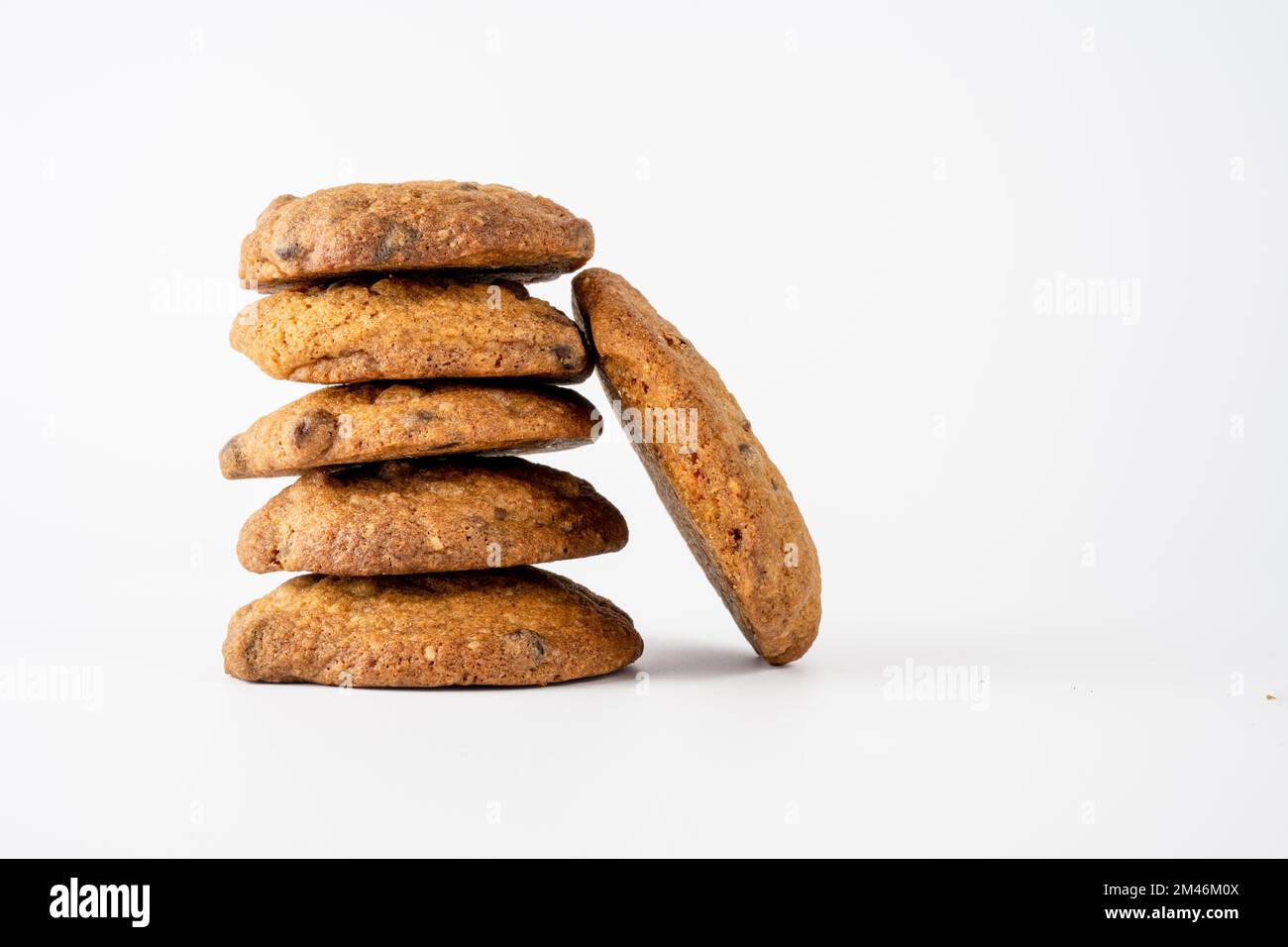 Ein Stapel hausgemachter Schokoladenkekse, isoliert auf weißem Hintergrund Stockfoto