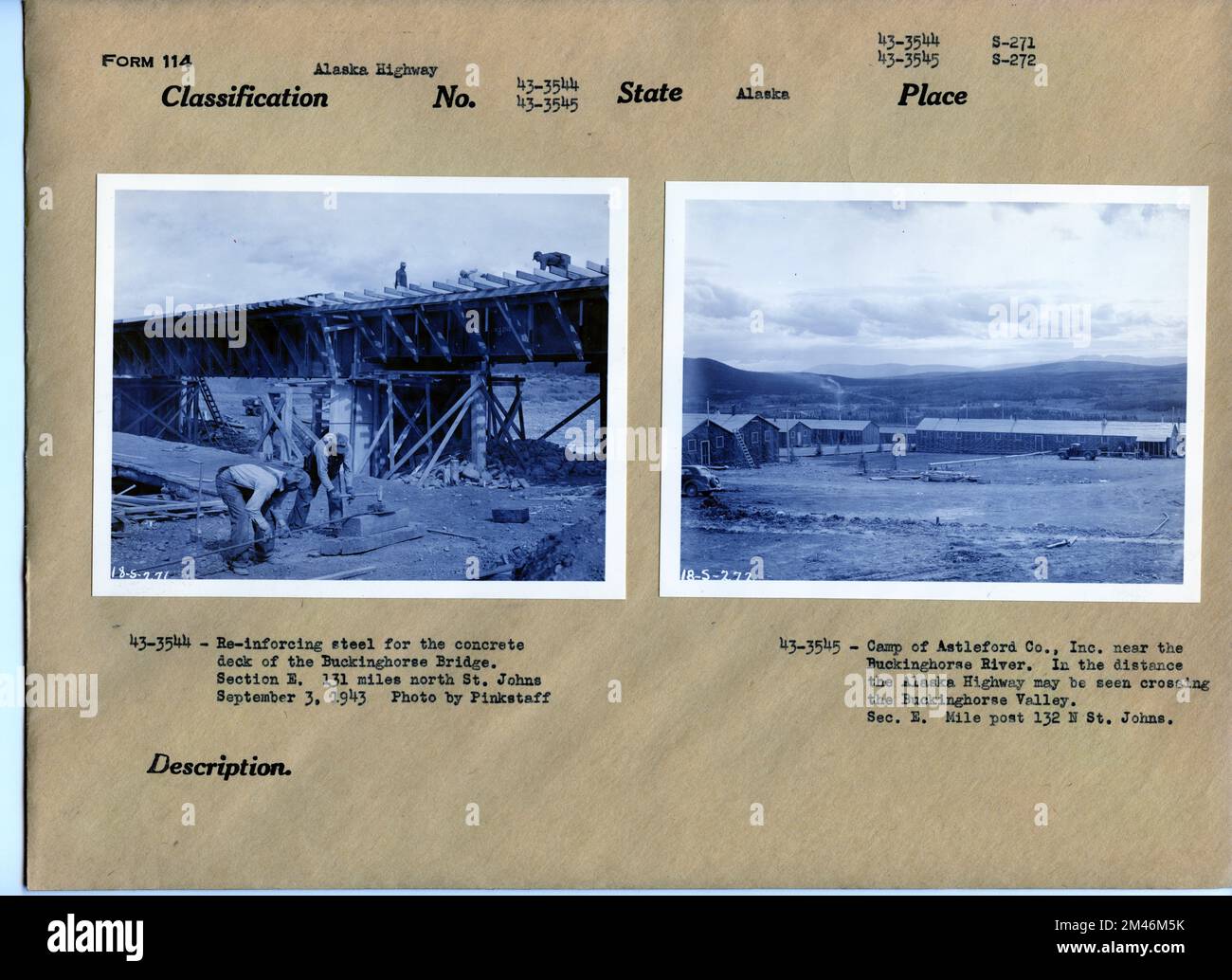 Buckinghorse River Valley und Bridge. Originalunterschrift: 43-3544: Verstärkender Stahl für die Betondecke der Buckinghorse Bridge. Abschnitt E. 131 Meilen nördlich von St. Freier. Originalunterschrift: 43-3545: Camp of Astleford Co., Inc. In der Nähe des Buckinhorse River. In der Ferne kann der Alaska Highway das Buckinghorse Valley überqueren. Sek. E. Mile Post 132 N. St. Freier. Foto von Pinkstaff, 3. September 1943. Staat: Alaska. Stockfoto