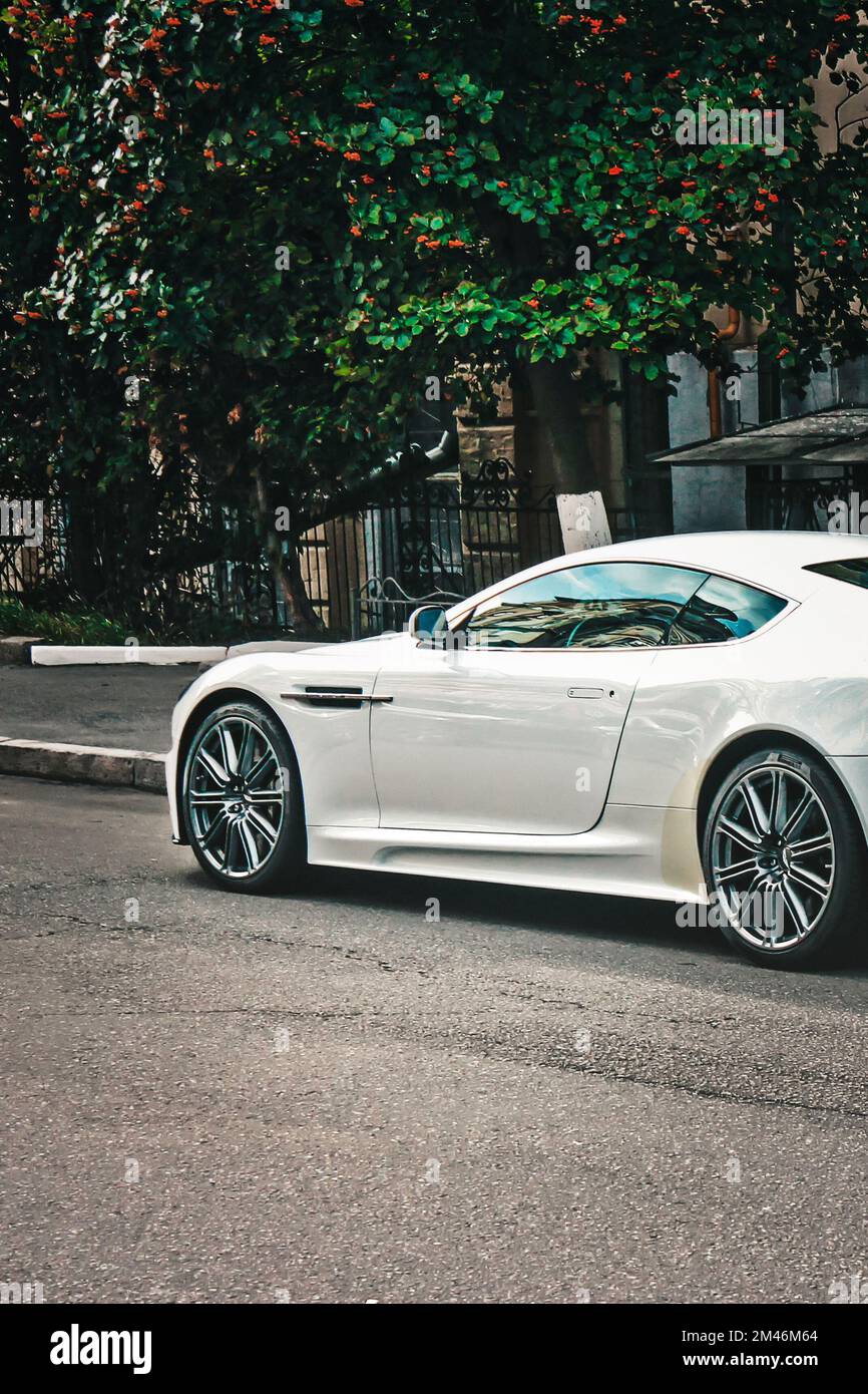 Kiew, Ukraine - 2. September 2017: Aston Martin DBS, weißer britischer Supersportwagen in der Stadt Stockfoto
