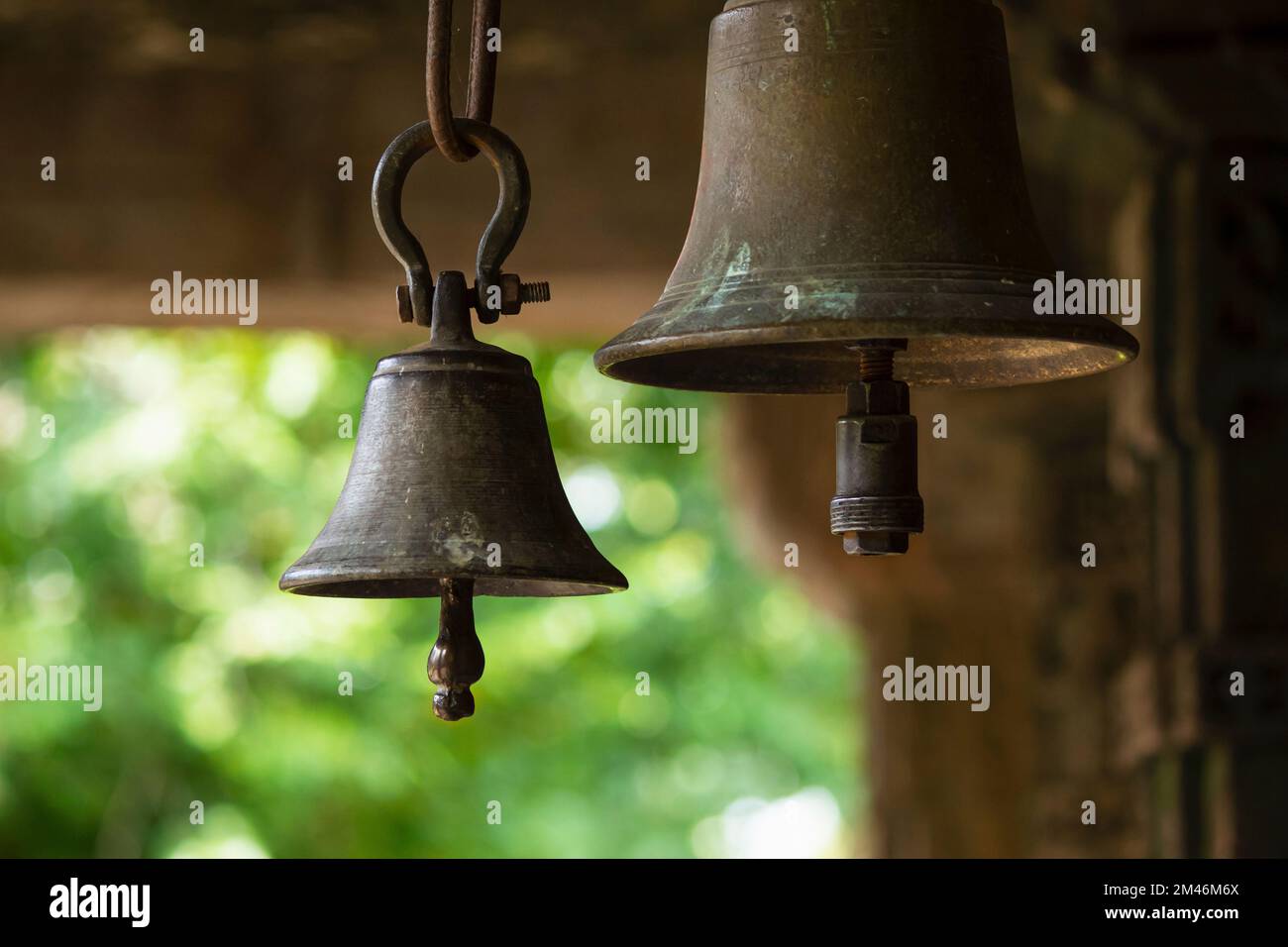 Temple Bells of Shri Sharneshwar Mahadev Temple, Polo Forest, Sabarkantha, Gujarat, Indien. Stockfoto