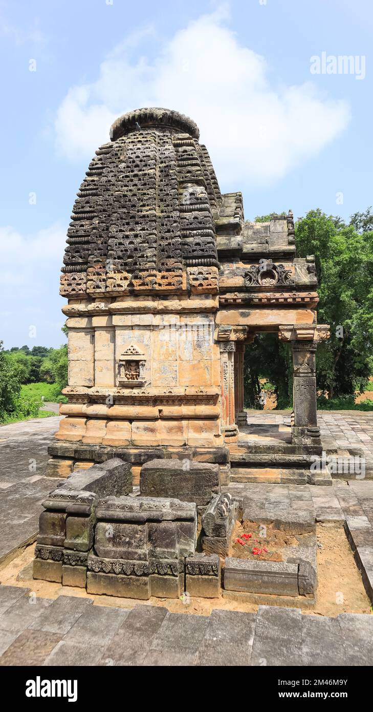 Überlebender Basistempel Nr. IV und Tempel V, Khed-Roda-Gruppe von Denkmälern, Tempel aus dem 8.-9.. Jahrhundert, Raisingpura, Sabarkantha, Gujarat, Indien. Stockfoto