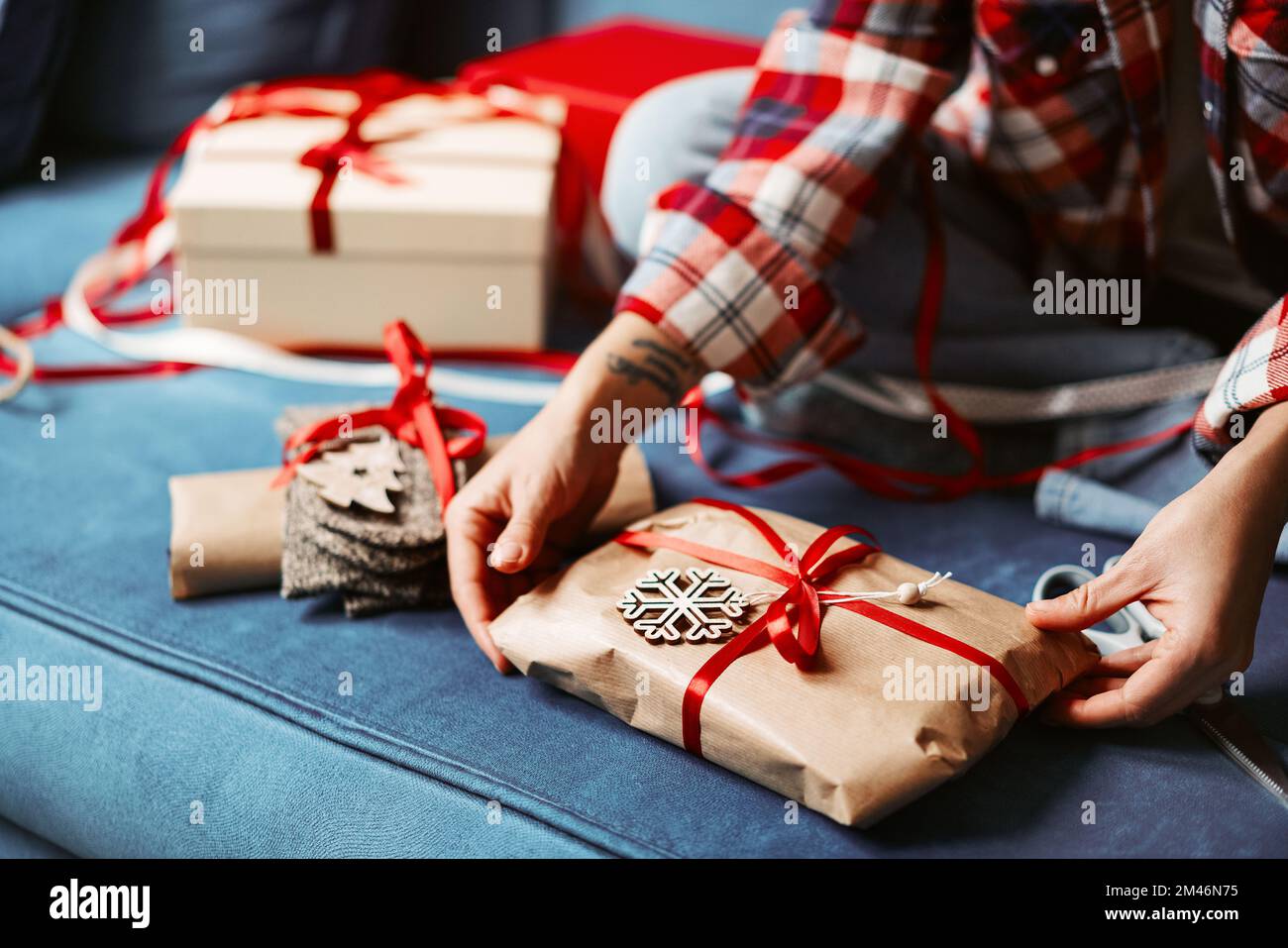 Verpackt Weihnachtsgeschenke mit braunem Papier und rotem Band. Stockfoto