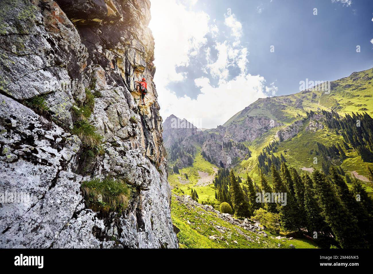 Fit starken Mann Athlet in Silhouette Klettern an der hohen vertikalen Wand an den Bergen Tyan Shan in Kasachstan Stockfoto