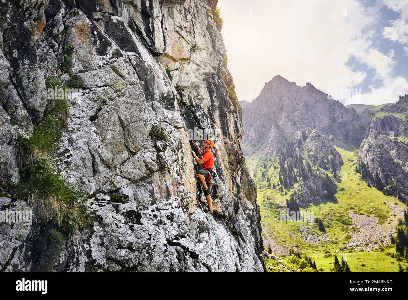 Fit starken Mann Athlet in Silhouette Klettern an der hohen vertikalen Wand an den Bergen Tyan Shan in Kasachstan Stockfoto
