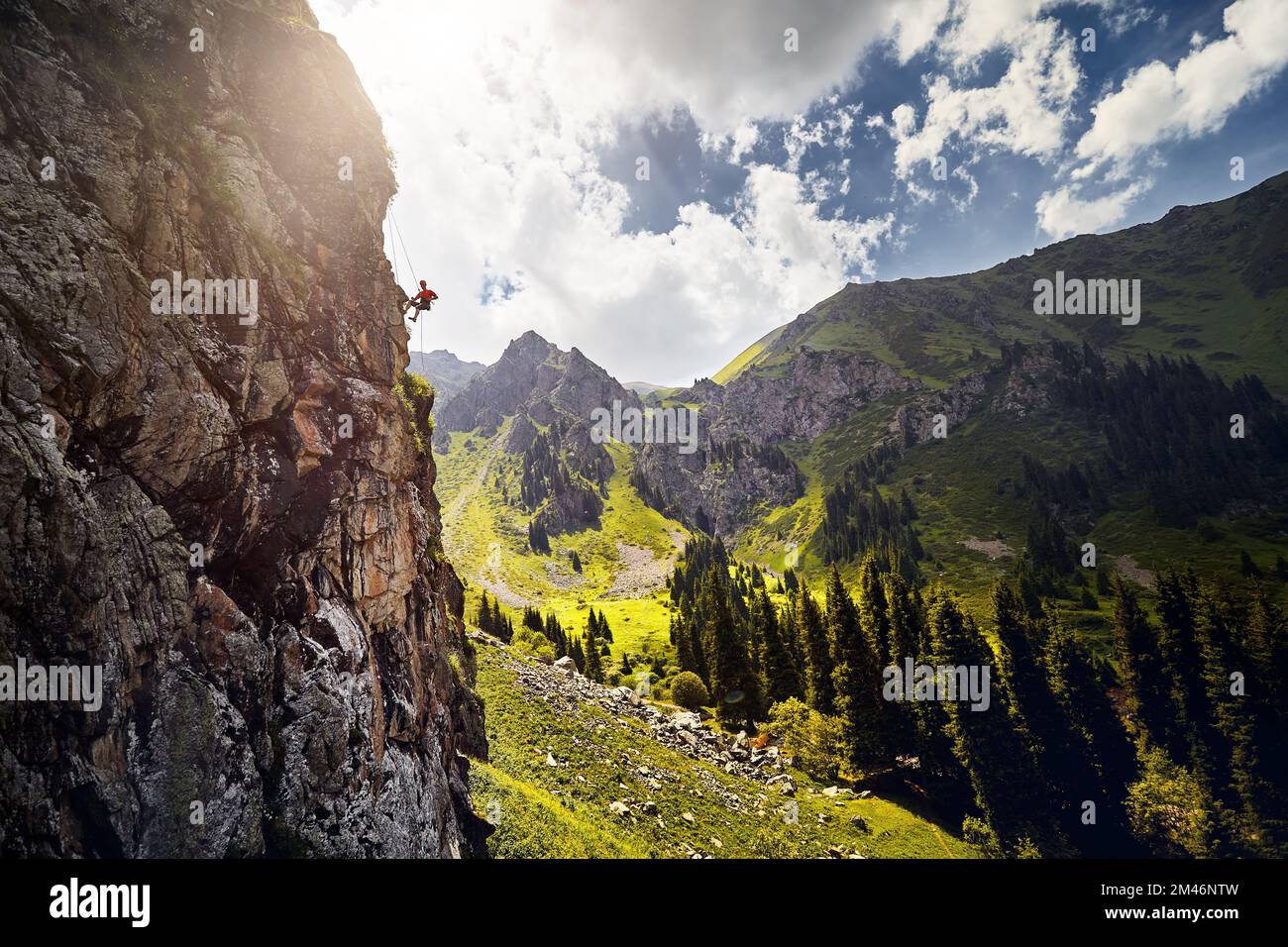 Fit starken Mann Athlet in Silhouette Klettern an der hohen vertikalen Wand an den Bergen Tyan Shan in Kasachstan Stockfoto