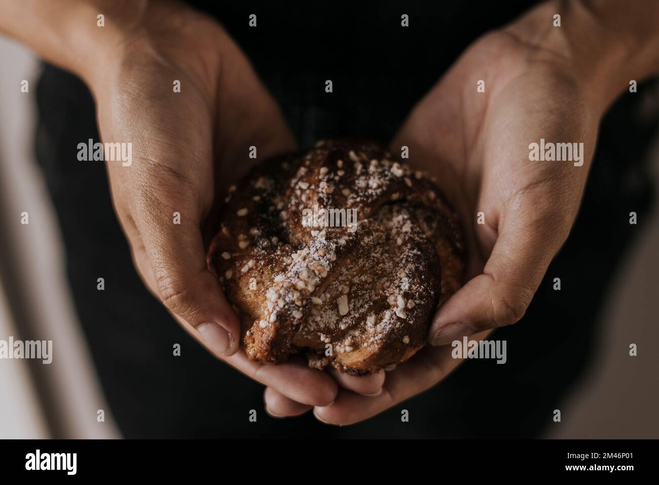 Hände halten Brötchen Stockfoto