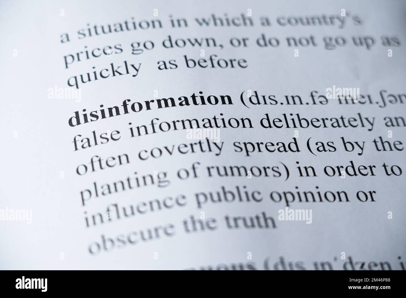 Ein Modell einer Wörterbuchseite mit dem Wort Desinformation mit selektiver Fokussierung Stockfoto