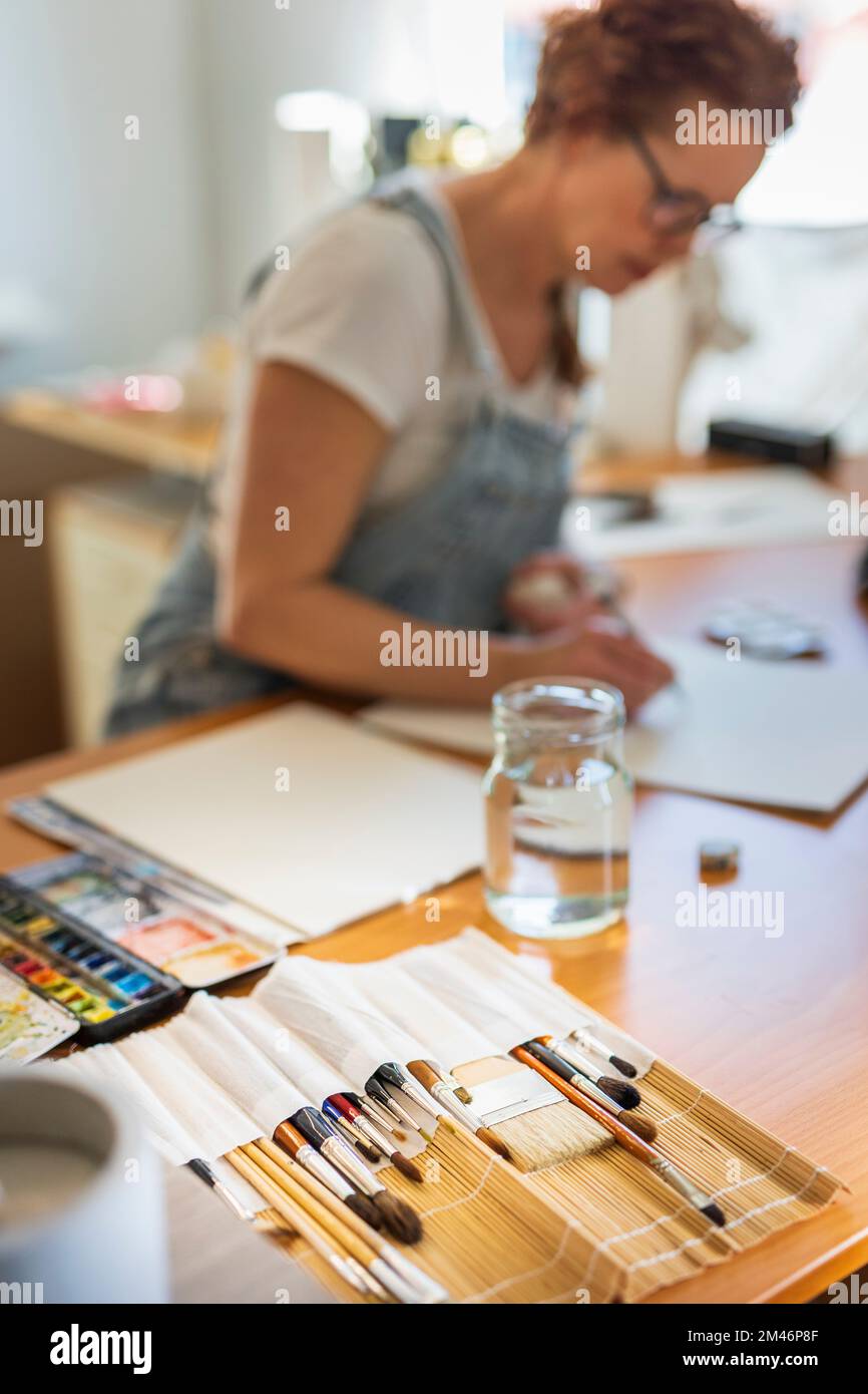 Malerei im Studio, Pinsel im Vordergrund Stockfoto