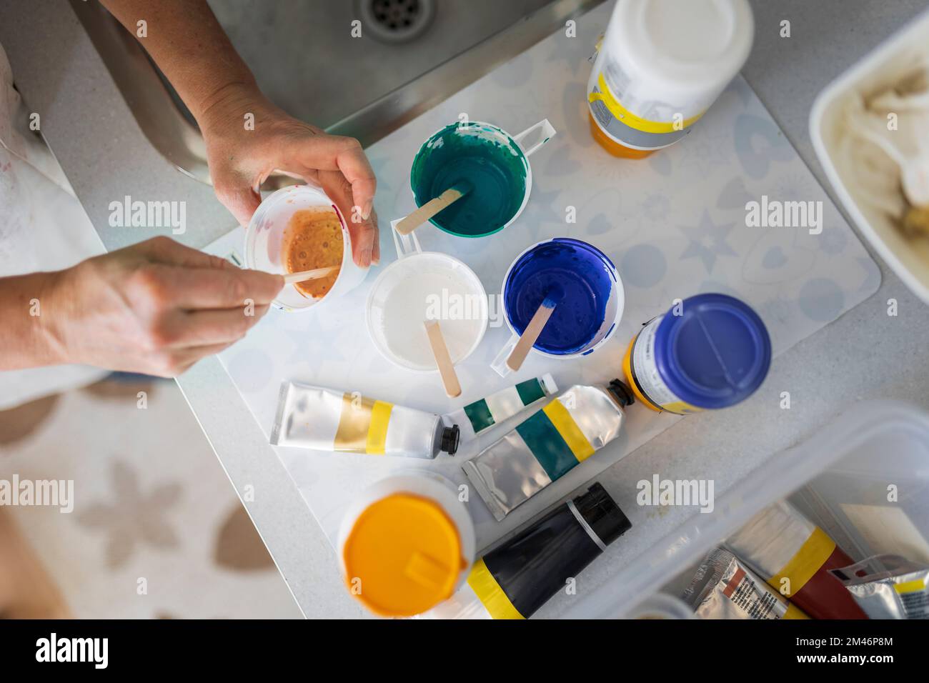 Künstler mischen Farben, Nahaufnahme Stockfoto