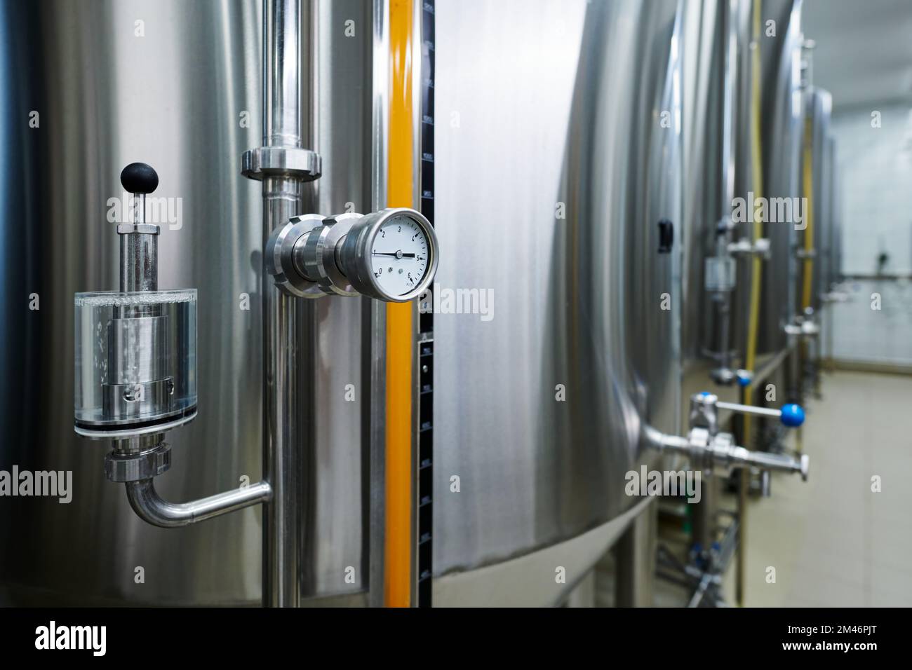Barometer zeigt den Druck im Tank mit fermentierendem Bier an Stockfoto
