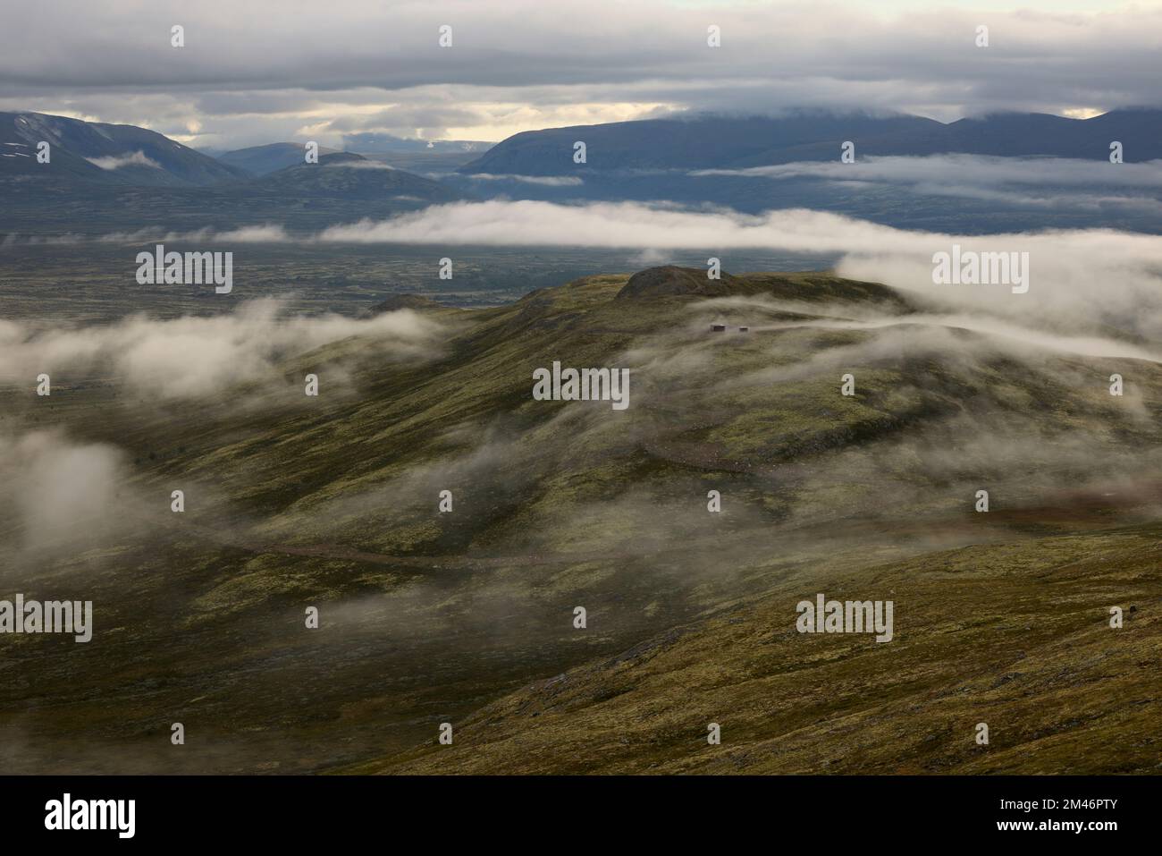 Blick auf nebligen Berge Stockfoto