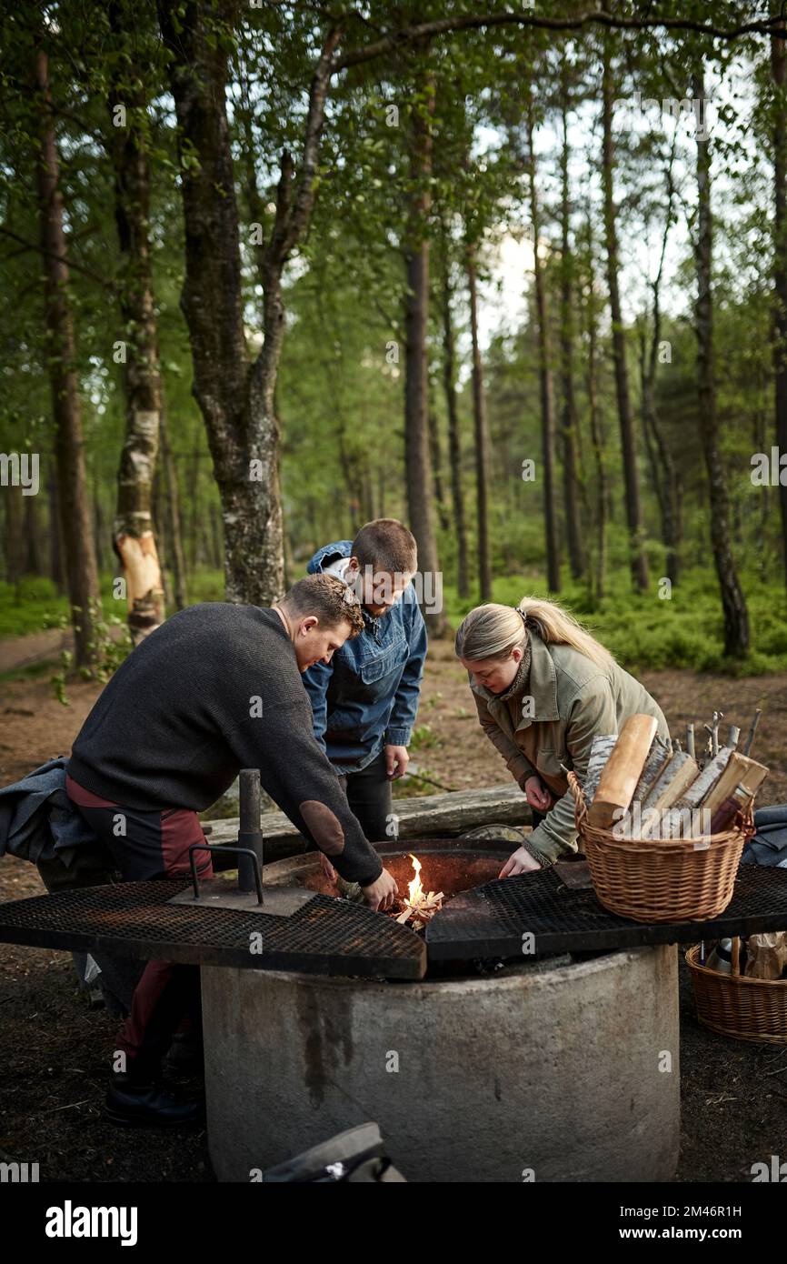 Freunde zünden Feuer an Stockfoto