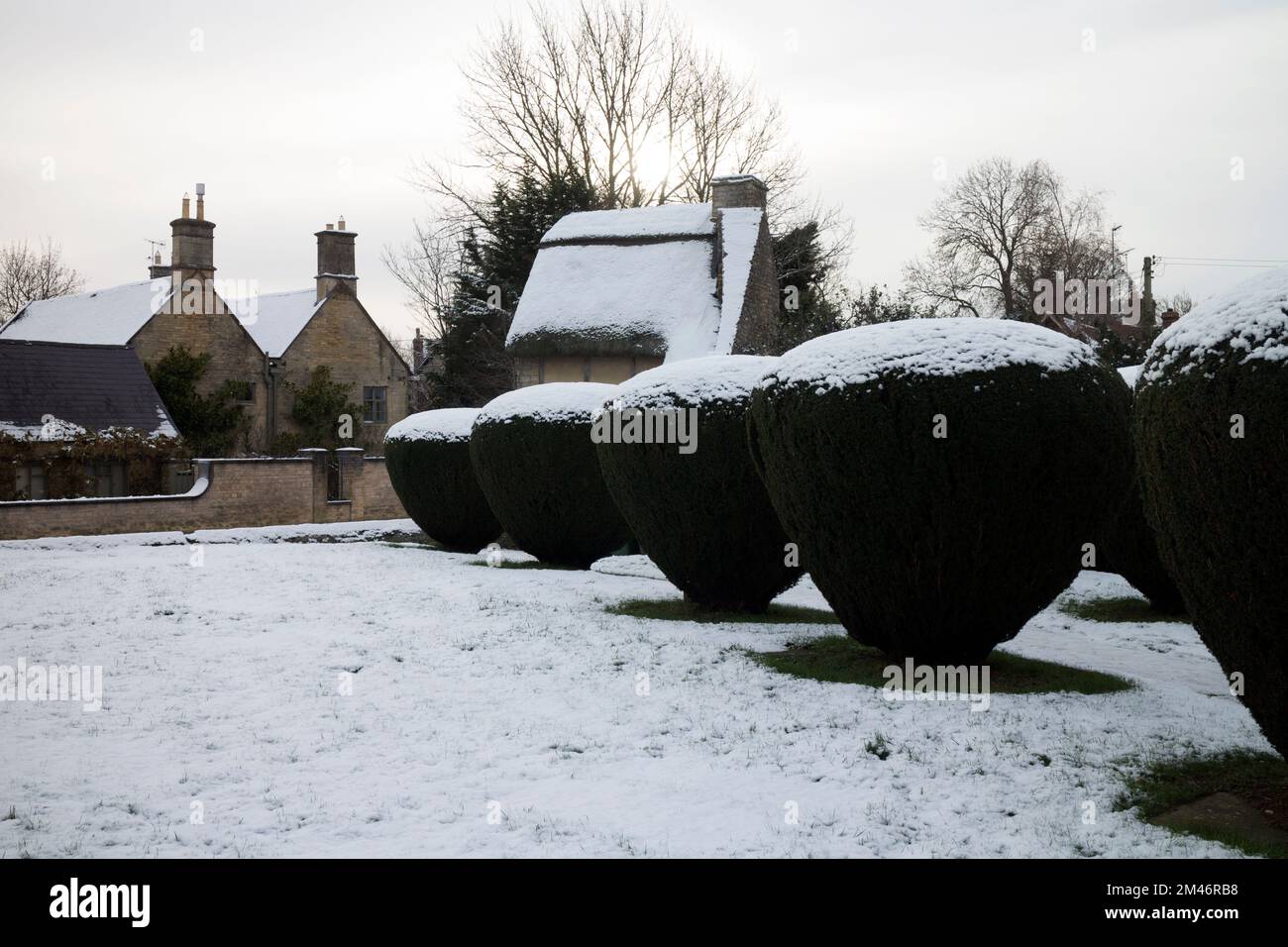 St. Peter und St Paul's Churchyard in Winter, Long Compton, Warwickshire, England, Vereinigtes Königreich Stockfoto