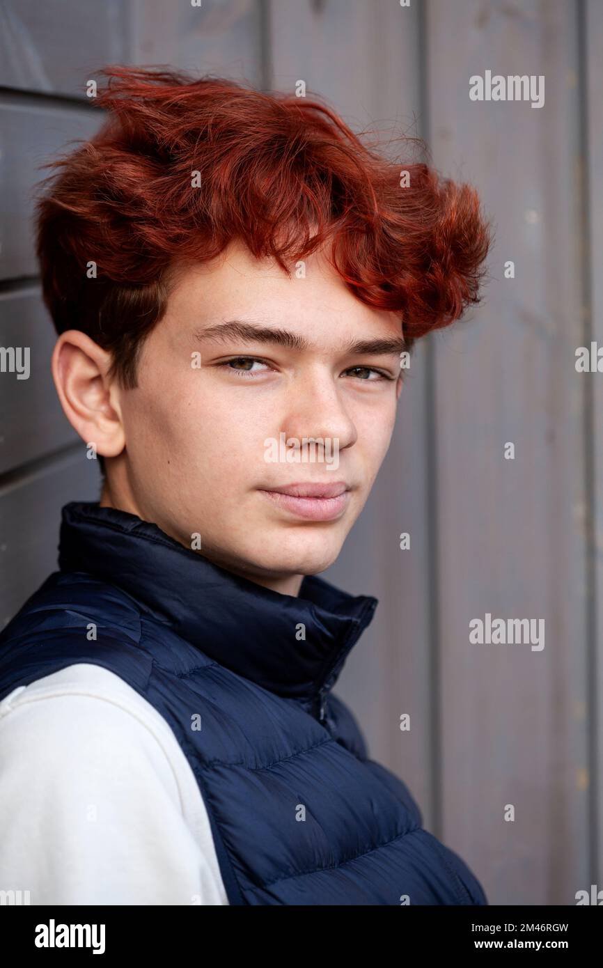 Junger Mann, Blick in die Kamera Stockfoto