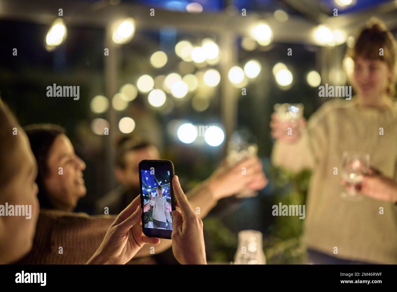 Person, die während des Abendessens fotografiert Stockfoto