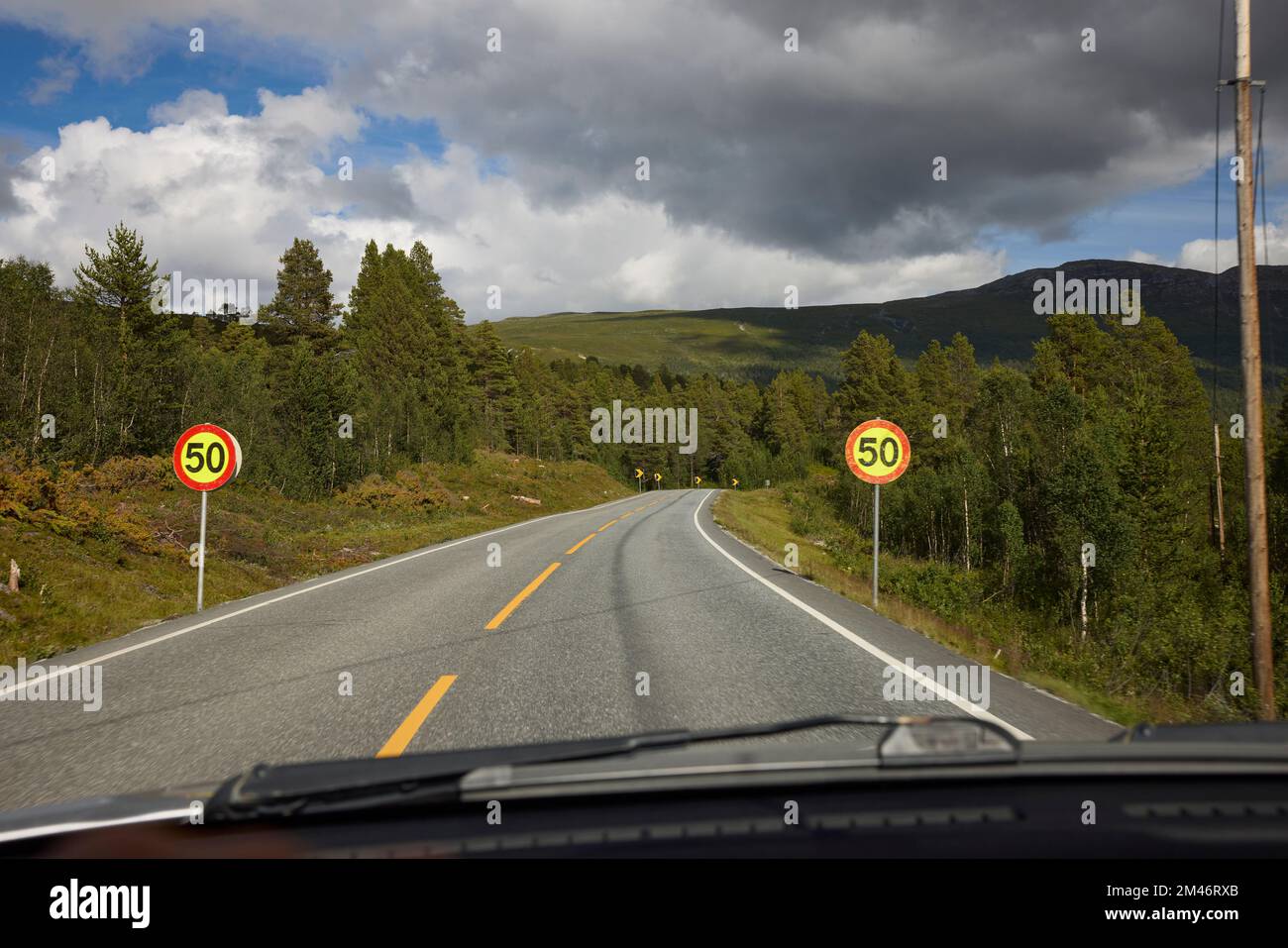 Geschwindigkeitsbegrenzungsschilder auf der Straße Stockfoto
