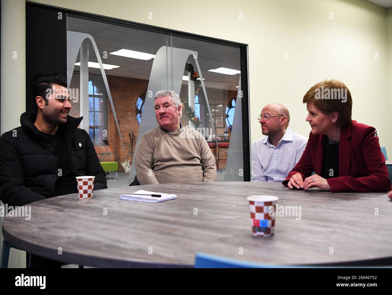 Schottlands erster Minister Nicola Sturgeon und Schottlands Minister für CO2-freie Gebäude, aktive Reisen und Mieterrechte Patrick Harvie während ihres Besuchs bei der Weisen Gruppe in Glasgow, um zu erfahren, wie der Fuel Insecurity Fund (FIF) den am stärksten gefährdeten Menschen hilft, ihre Häuser zu heizen. Foto: Montag, 19. Dezember 2022. Stockfoto