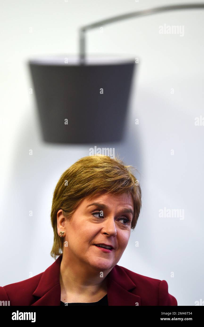 Schottlands erste Ministerin Nicola Sturgeon während ihres Besuchs bei der Weisen Gruppe in Glasgow, um zu erfahren, wie der Fonds für Brennstoffunsicherheit (FIF) den am stärksten gefährdeten Menschen hilft, ihre Häuser zu heizen. Foto: Montag, 19. Dezember 2022. Stockfoto