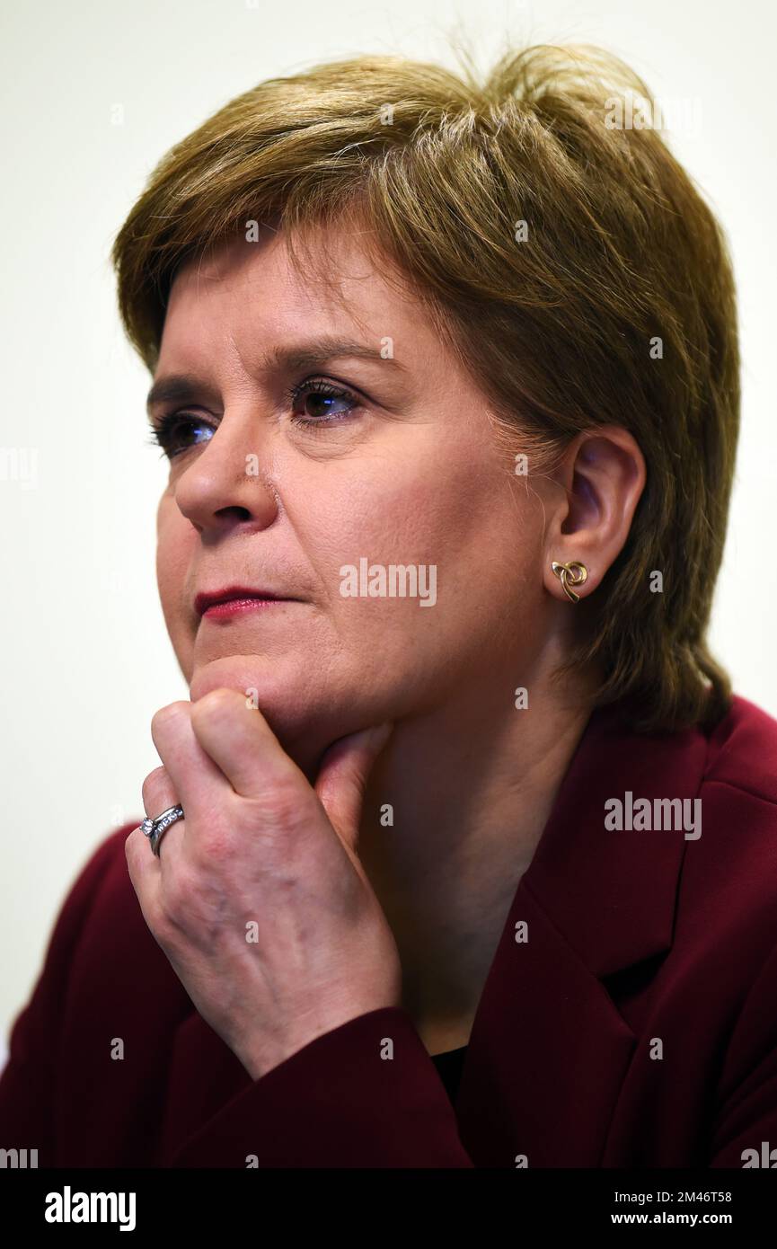 Schottlands erste Ministerin Nicola Sturgeon während ihres Besuchs bei der Weisen Gruppe in Glasgow, um zu erfahren, wie der Fonds für Brennstoffunsicherheit (FIF) den am stärksten gefährdeten Menschen hilft, ihre Häuser zu heizen. Foto: Montag, 19. Dezember 2022. Stockfoto
