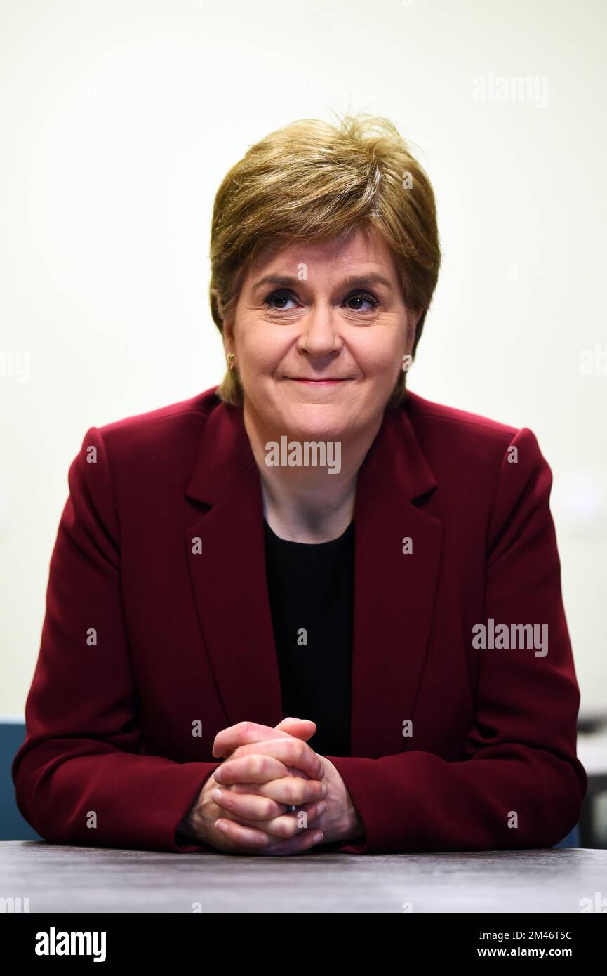 Schottlands erste Ministerin Nicola Sturgeon während ihres Besuchs bei der Weisen Gruppe in Glasgow, um zu erfahren, wie der Fonds für Brennstoffunsicherheit (FIF) den am stärksten gefährdeten Menschen hilft, ihre Häuser zu heizen. Foto: Montag, 19. Dezember 2022. Stockfoto