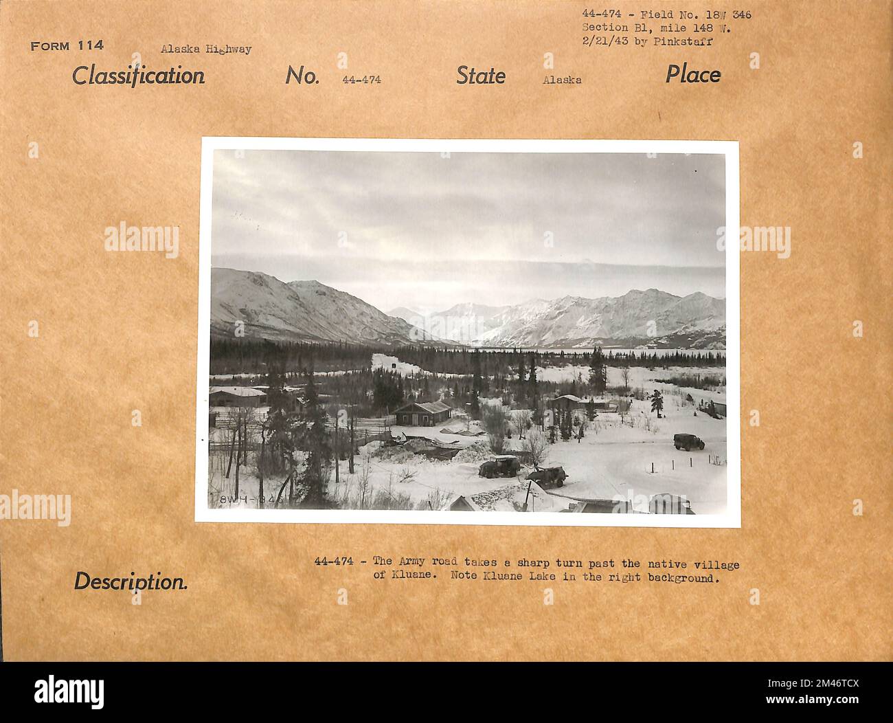 Die Army Road führt eine scharfe Kurve vorbei am einheimischen Dorf Kluane. Originalunterschrift: Die Straße der Armee führt eine scharfe Kurve vorbei am einheimischen Dorf Kluane. Beachten Sie den Kluane-See im rechten Hintergrund. Staat: Alaska. Stockfoto