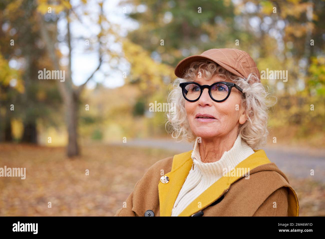 Lächelnde Frau wegschauen Stockfoto