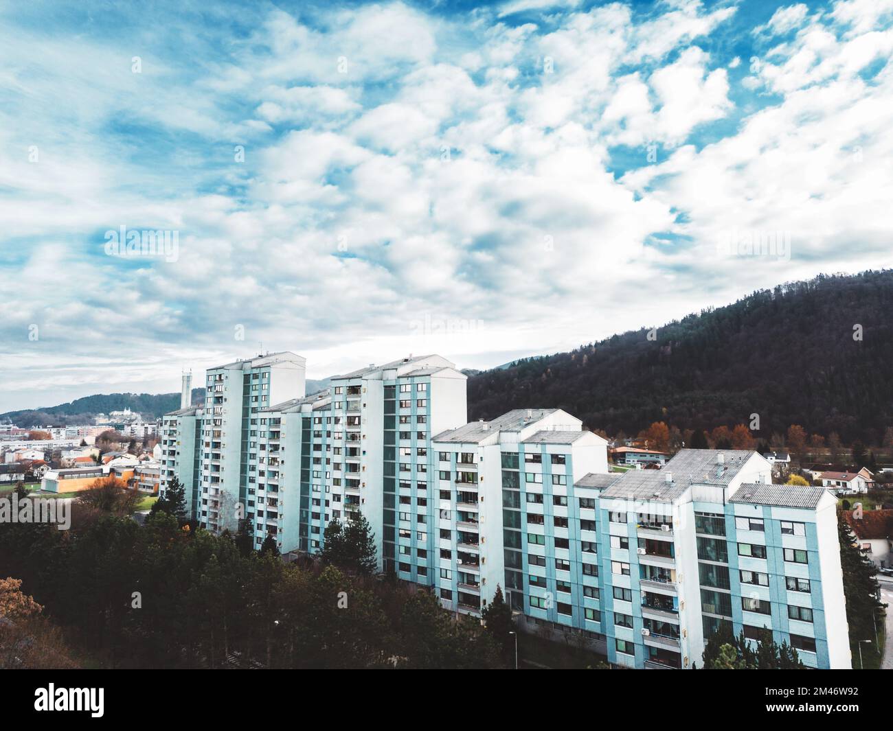 Blick aus der Vogelperspektive auf Wohngebäude am Stadtrand irgendwo in Slowenien Stockfoto