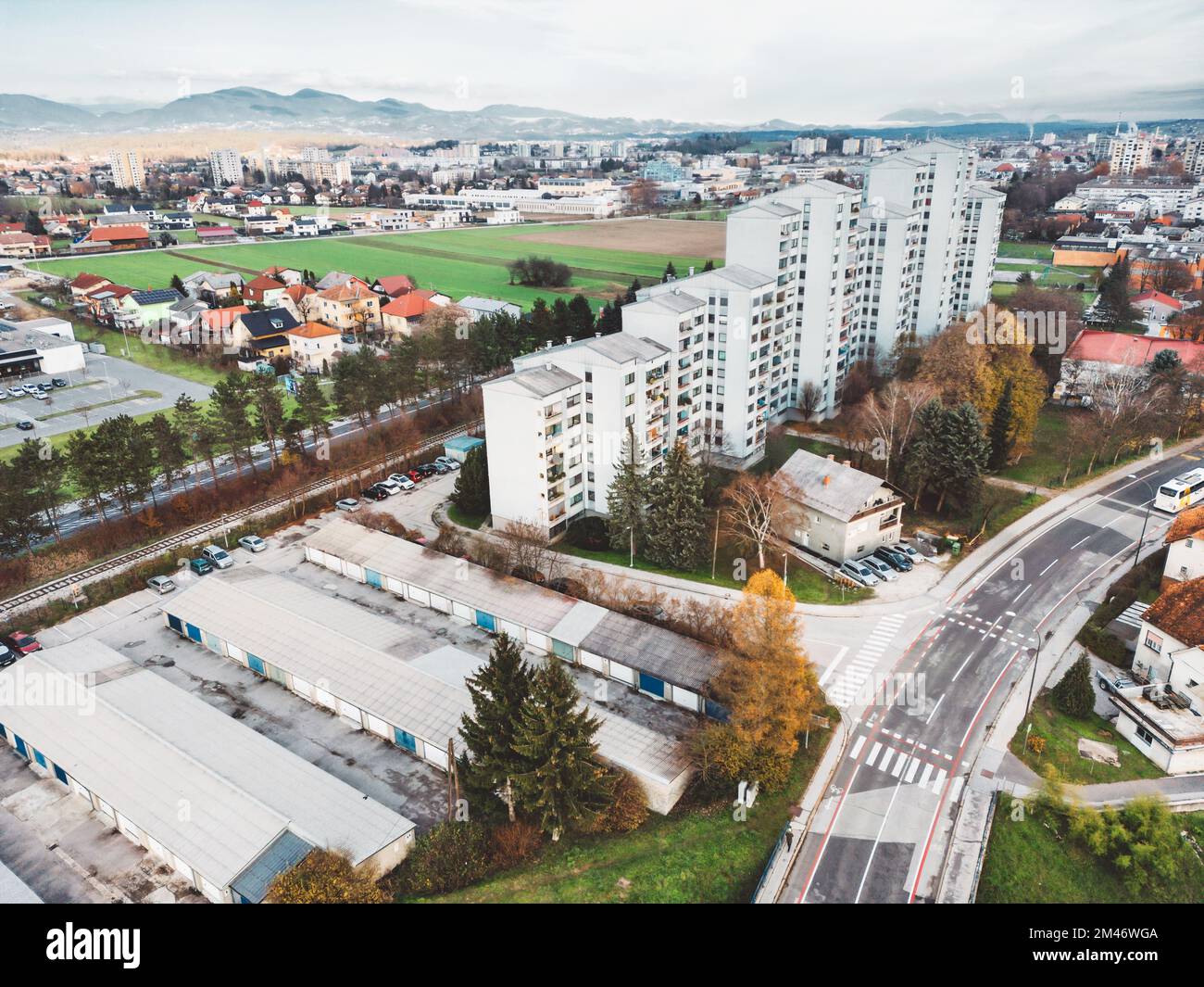 Blick aus der Vogelperspektive auf das Wohngebiet am Stadtrand von Celje in Slowenien Stockfoto