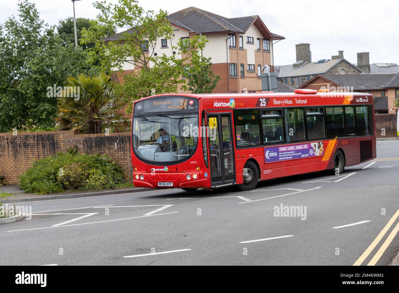 Ein 2006 Volvo B7RLE Wright Eclipse Single Decker von der First Cymru Bus Company, Reg.-Nr.: MX56 AFF, Ankunft am Busbahnhof Swansea 25-05-2022 Stockfoto