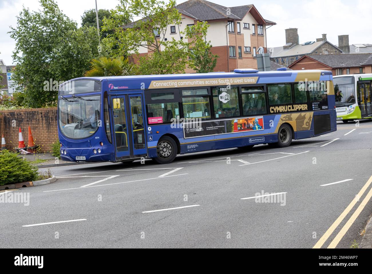 Ein 2006 Volvo B7RLE Wrightbus Eclipse Single Decker von der First Cymru Bus Company, Reg.-Nr.: MX56 AGU, Ankunft am Busbahnhof Swansea 25-05-2022. Stockfoto