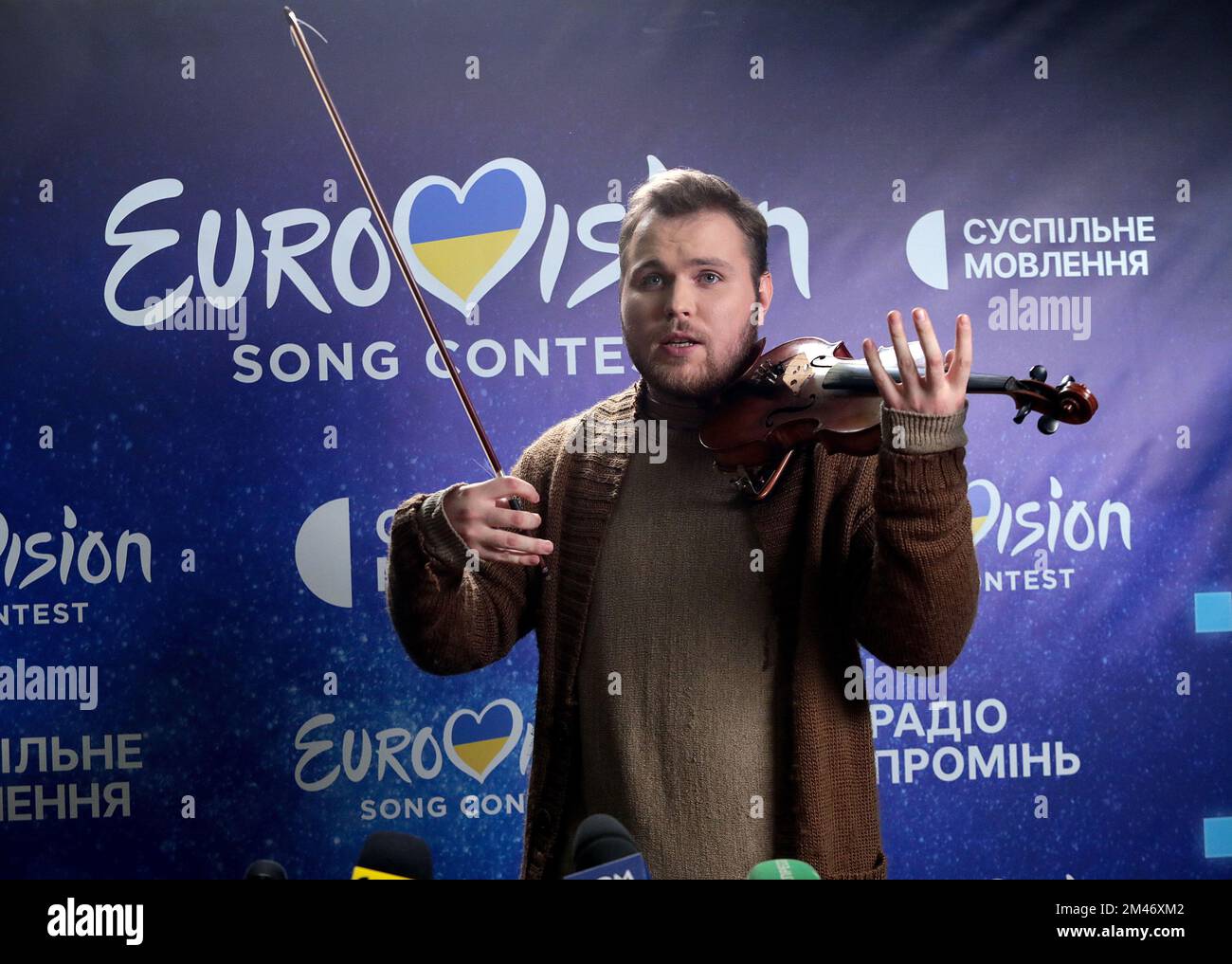 KIEW, UKRAINE - 17. DEZEMBER 2022 - Ein Musiker, Violinist Moisei, pocht während der Pressekonferenz für ein Bild von den Teilnehmern des Finales der nationalen Auswahl für den Internationalen Songwettbewerb Eurovision 2023, Kiew, Hauptstadt der Ukraine. Stockfoto