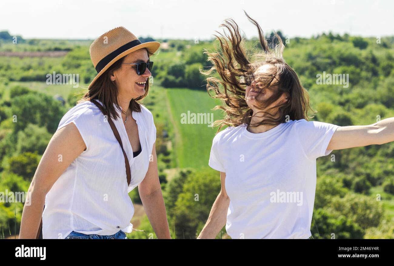 Zwei glückliche, mittelgroße Frauen, die Spaß im Freien haben. Stockfoto