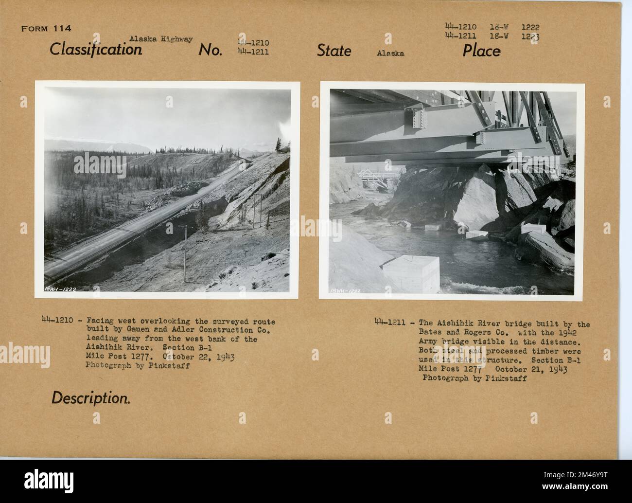 Richtung Westen mit Blick auf die Route, die vom Westufer des Aishik River abführt; Aishihik River Bridge mit der Army Bridge aus dem Jahr 1942 in der Ferne sichtbar. Originalunterschrift: 44-1210 - Richtung Westen mit Blick auf die von Gauen und Adler Construction Co. Erbaute Strecke, die vom Westufer des Aishik River abführt. Sektion B-1 Meile Post 1277. 22. Oktober 1943 Foto von Pinkstaff. Originalunterschrift: 44-1211 - die Aishik River Bridge, erbaut von Bates and Rogers Co., mit der 1942 Army Bridge in der Ferne sichtbar. In dieser Struktur wurden sowohl Stahl als auch verarbeitetes Holz verwendet. Stockfoto