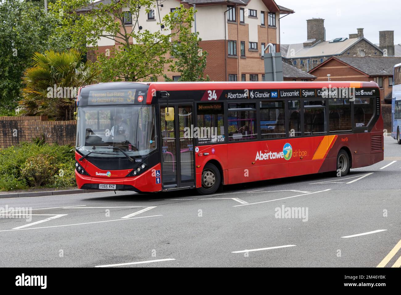 Ein 2015 Alexander Dennis Enviro 200 Single Decker von der First Cymru Bus Company, Reg.-Nr.: YX65 RHZ, Ankunft am Busbahnhof Swansea UK Stockfoto