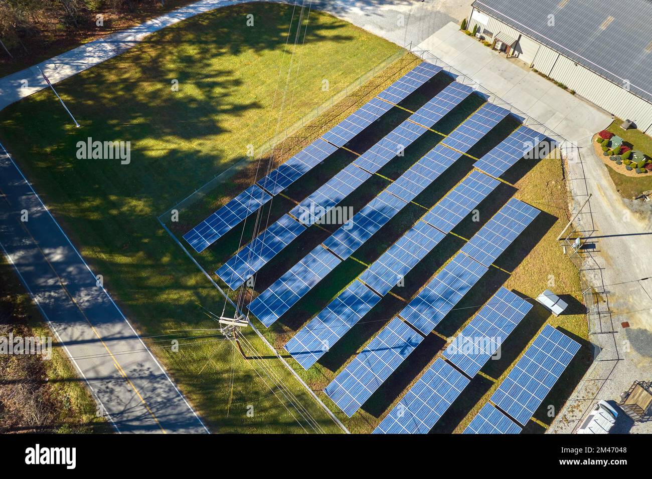 Luftaufnahme eines großen nachhaltigen Elektrokraftwerks mit vielen Reihen von Photovoltaik-Solarzellen zur Erzeugung sauberer elektrischer Energie. Erneuerbar Stockfoto