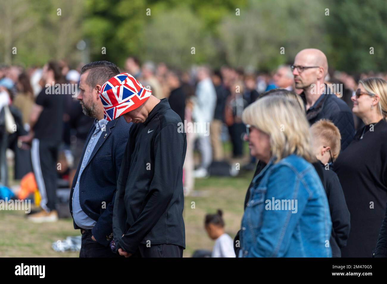 Ein männlicher Trauernder mit Union-Jack-Hut im Hyde Park, der die Live-Übertragung der Beerdigung Ihrer Majestät Königin Elizabeth II. In Westmi sieht Stockfoto
