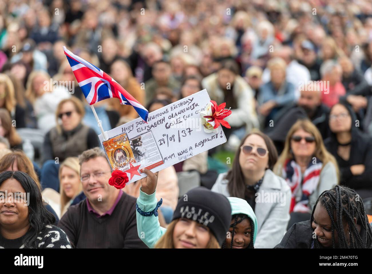 Eine große Menge trauert im Hyde Park und sieht sich die Live-Übertragung der Beerdigung an, die Ihre Majestät Königin Elizabeth II. In Westminster Abbey auf gi stattfindet Stockfoto