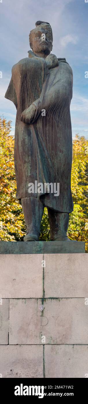 Statue des ungarischen Dichters Endre Ady in Andrassy ut, eine geschäftige Straße im Stadtteil Terezvaros von Budapest. Stockfoto