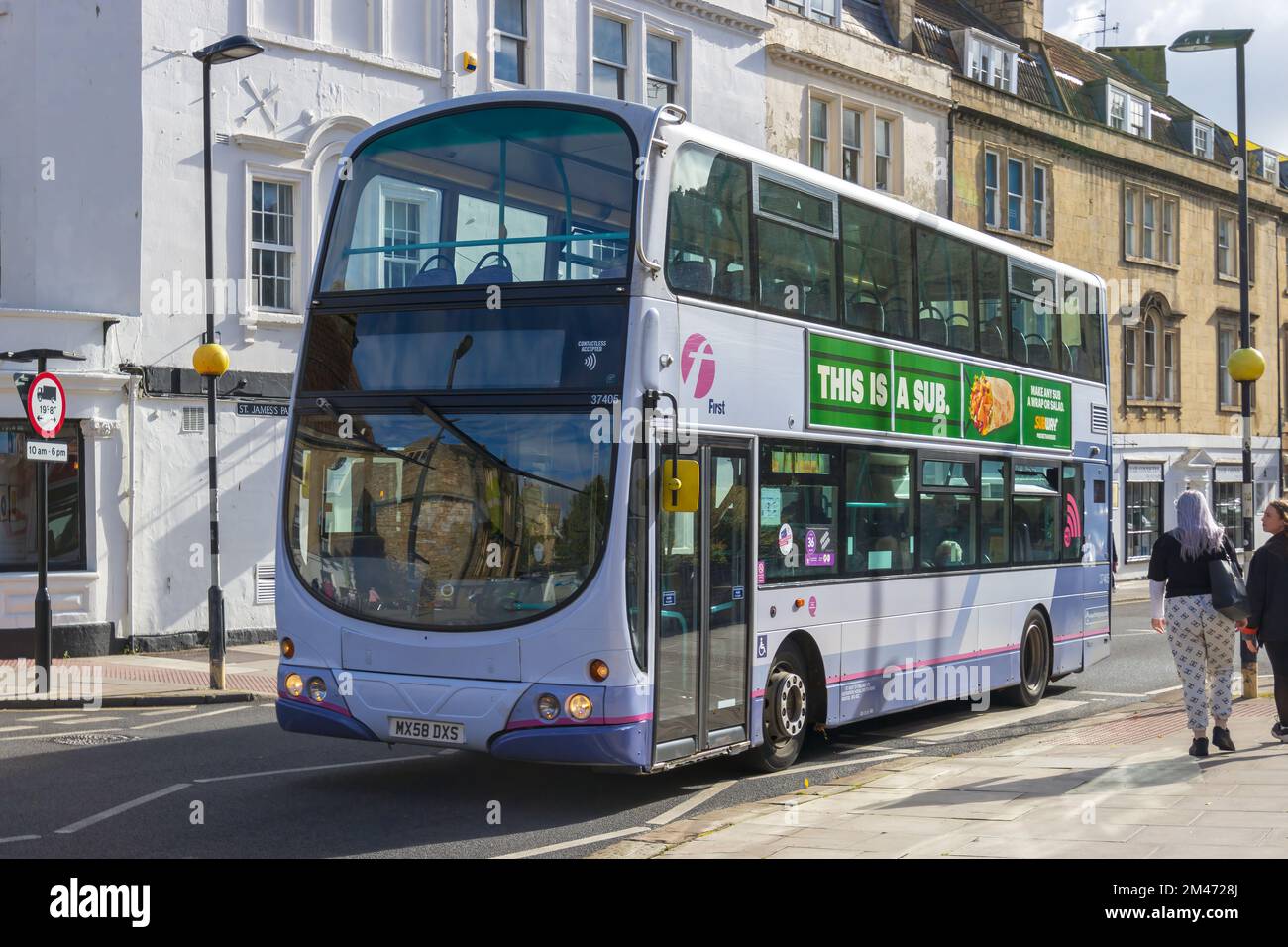 Ein 2008 Volvo B-Serie, Doppeldecker von der First Group Bus Company, Reg.-Nr.: MX58 DXS, Fahrt durch das Stadtzentrum von Bath auf der 13-10-2020 Stockfoto