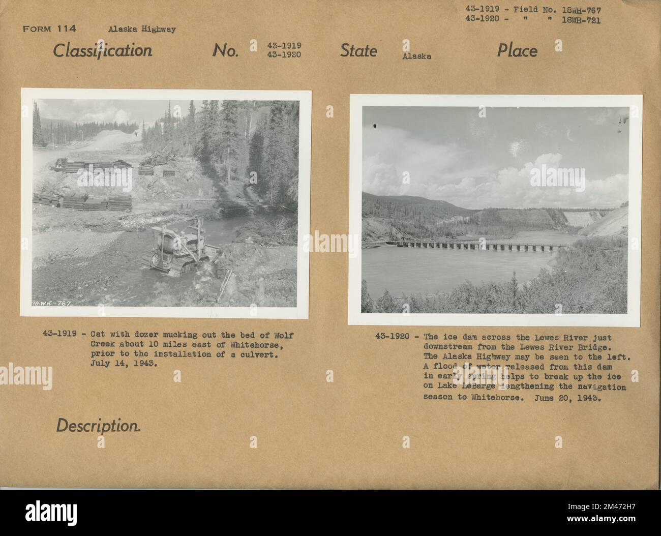 Katze mit Dozer, die das Bett von Wolf Creek ausradiert; der Eisdamm auf der anderen Seite des Lewes River. Originalunterschrift: 43-1919: Katze mit Dozer, die das Bett von Wolf Creek etwa 10 Meilen östlich von Whitehorse ausradiert, bevor ein Kanal installiert wurde. 14. Juli 1943. Originalunterschrift: 43-1920: Der Eisdamm über dem Fluss Lewes, direkt stromabwärts von der Brücke über den Fluss Lewes. Der Alaska Highway befindet sich möglicherweise auf der linken Seite. Eine Wasserflut, die im Frühjahr von diesem Damm freigesetzt wurde, hilft dabei, das Eis auf dem Lake LeBarge zu brechen und die Schifffahrtssaison nach Whitehorse zu verlängern. 20. Juni 1943. Staat: Alaska. Stockfoto