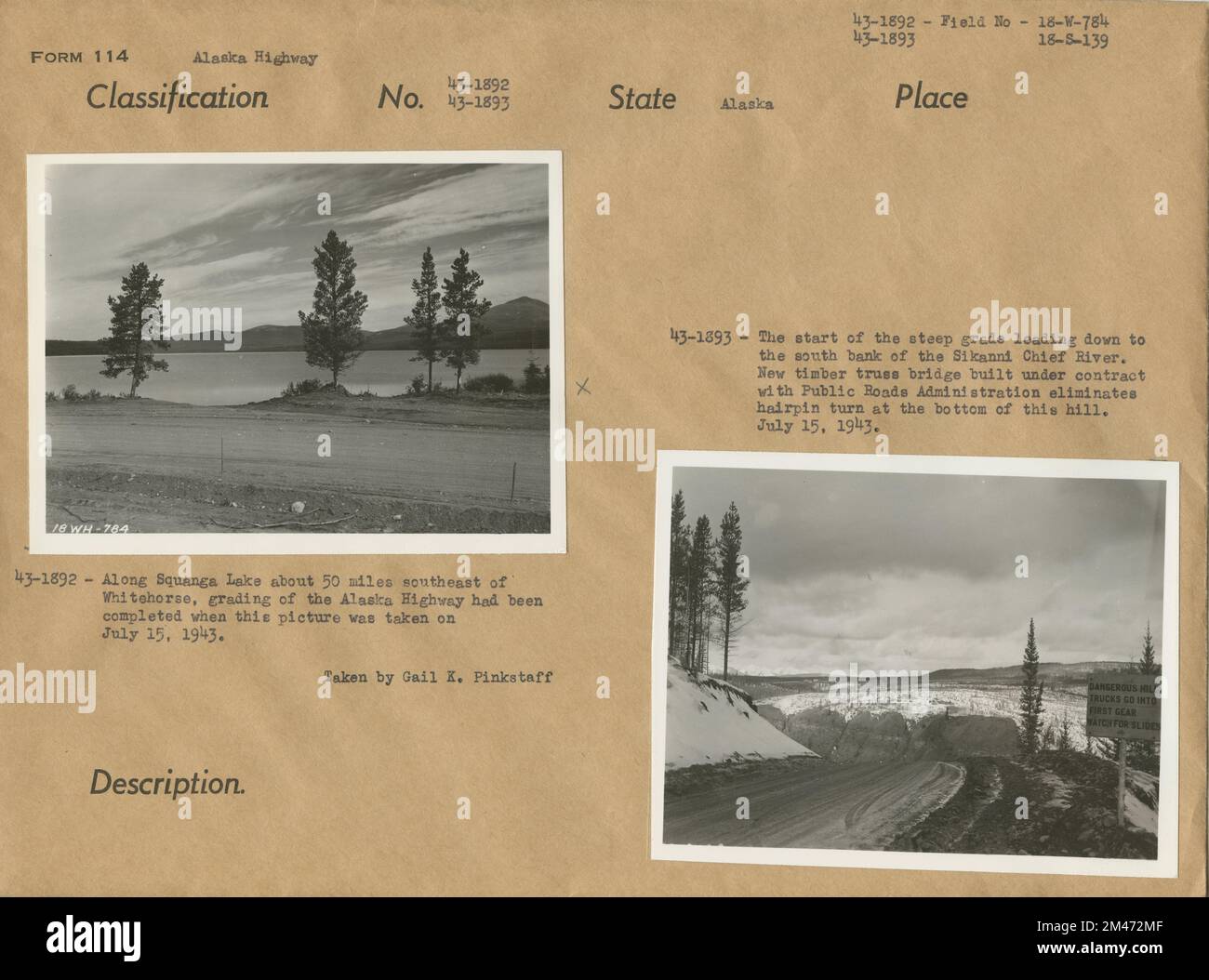 Entlang des Squanga Lake; der Beginn der steilen Steigung hinunter zum Sikanni Chief River. Originalunterschrift: 43-1892: Entlang des Squanga Lake ca. 50 km südöstlich von Whitehorse; die Einstufung des Alaska Highway war abgeschlossen, als dieses Foto am 15. Juli 1943 aufgenommen wurde. Originaltitel: 43-1893: Beginn der steilen Steigung, die zum Südufer des Sikanni Chief River führt. Durch die neue, unter Vertrag mit der öffentlichen Straßenverwaltung errichtete Holztrassenbrücke entfällt die Haarnadeldrehung am Fuße dieses Hügels. Fotos von Gail K. Pinkstaff. Staat: Alaska. Stockfoto