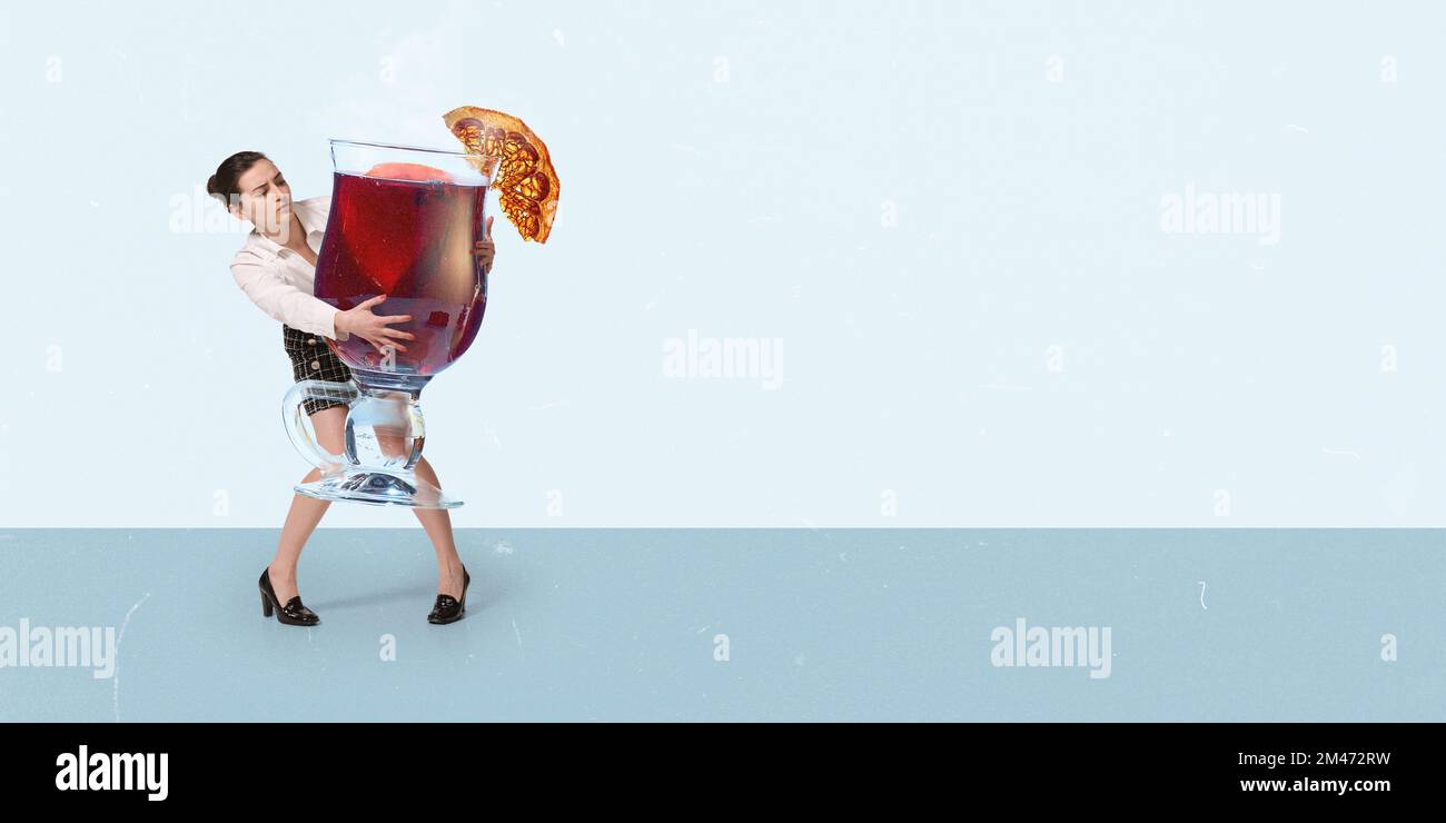 Collage für zeitgenössische Kunst. Kreatives Design. Eine Frau, die einen riesigen Becher mit Glühwein hält. Traditionelle Wintergetränke. Flyer Stockfoto