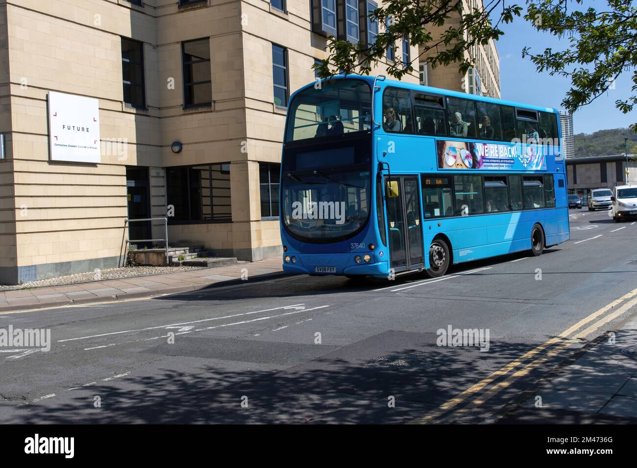 Ein 2008 Volvo B Serie B9TL, Doppeldecker von der First Group Bus Company, Reg.-Nr.: SV08 FXY, Flottennr.: 37640, fährt durch das Stadtzentrum von Bath Stockfoto