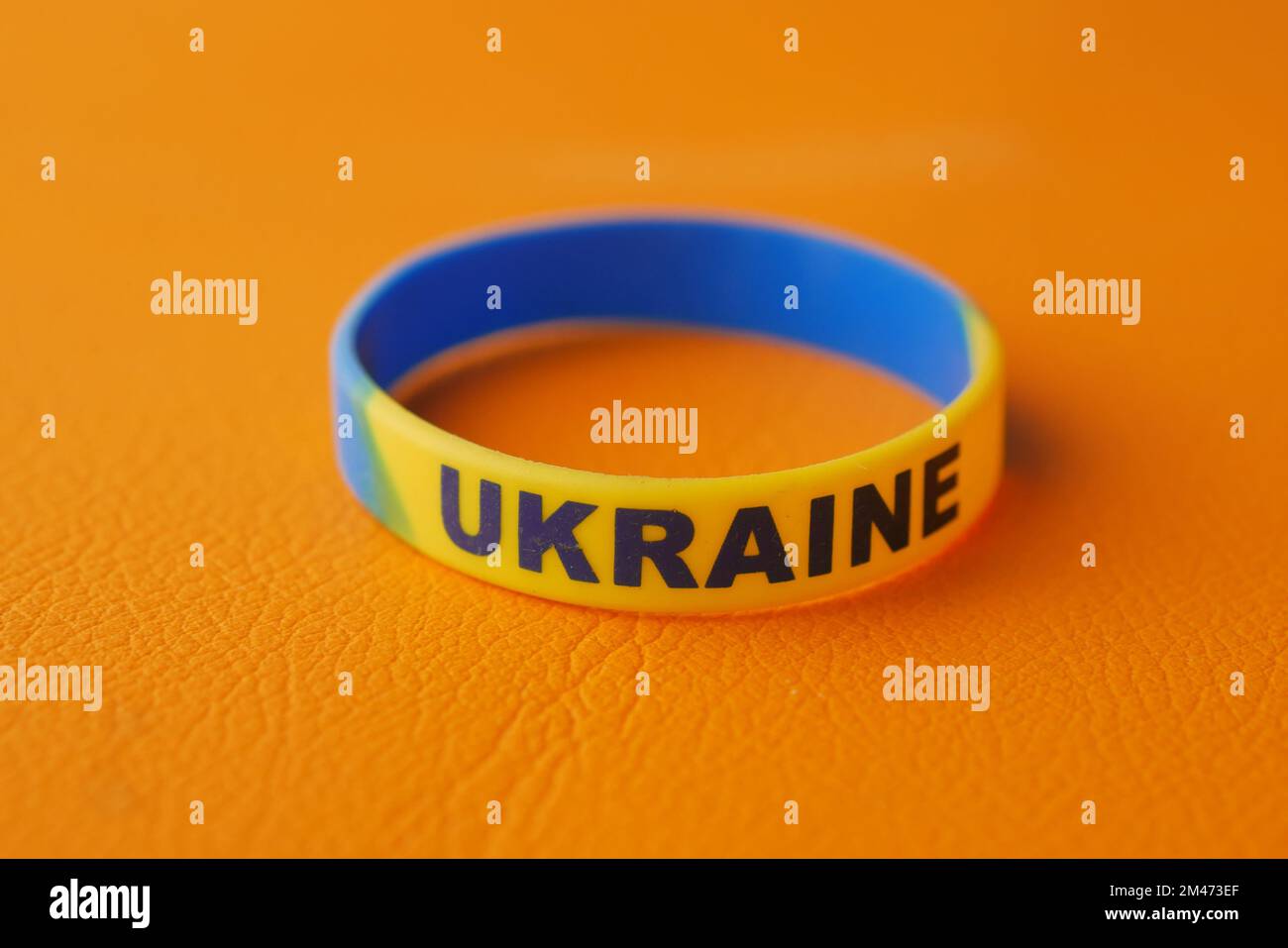 Blaues und gelbes Armband, Farben der ukrainischen Flagge. Stockfoto